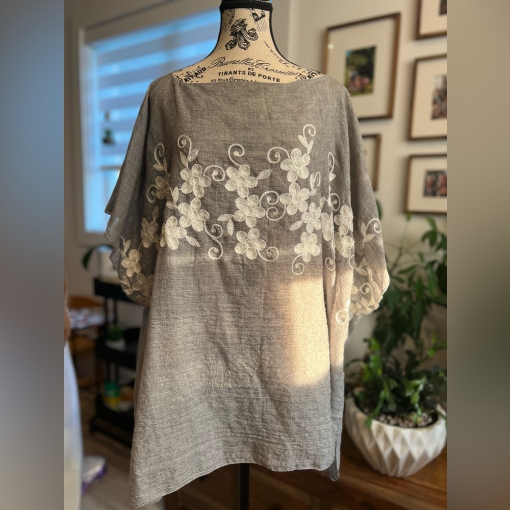 ARTIZAN poncho. OS. Grey with white floral embroidery. Like new.